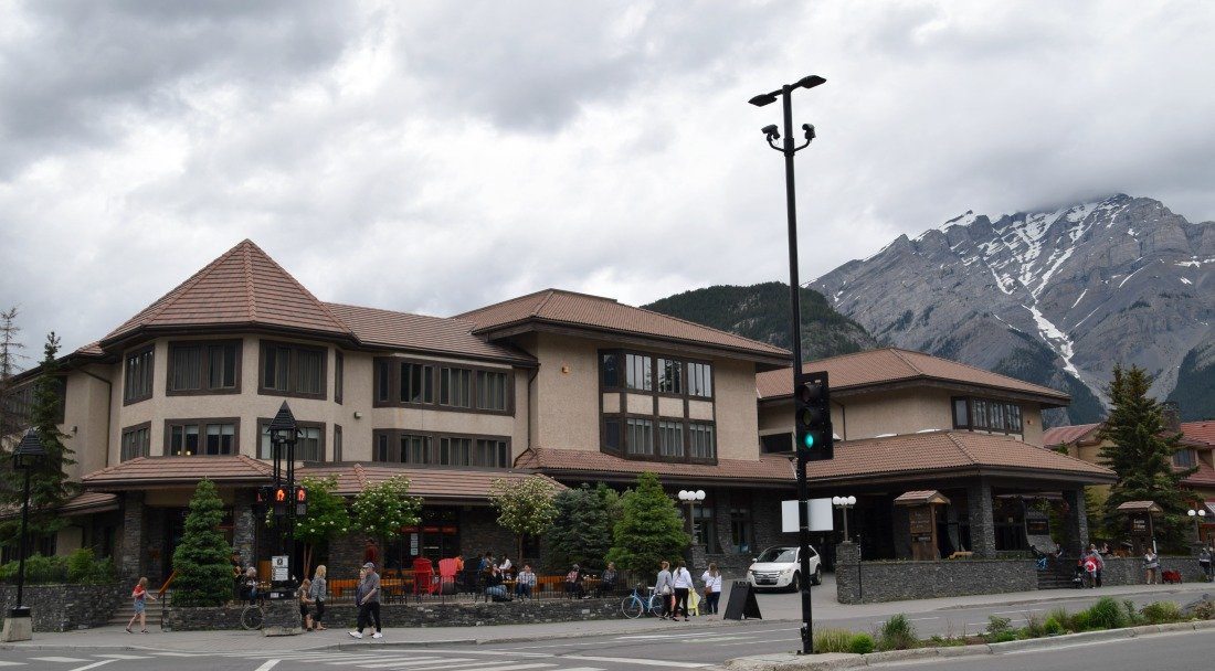 Elk_and_Avenue_Hotel_Banff