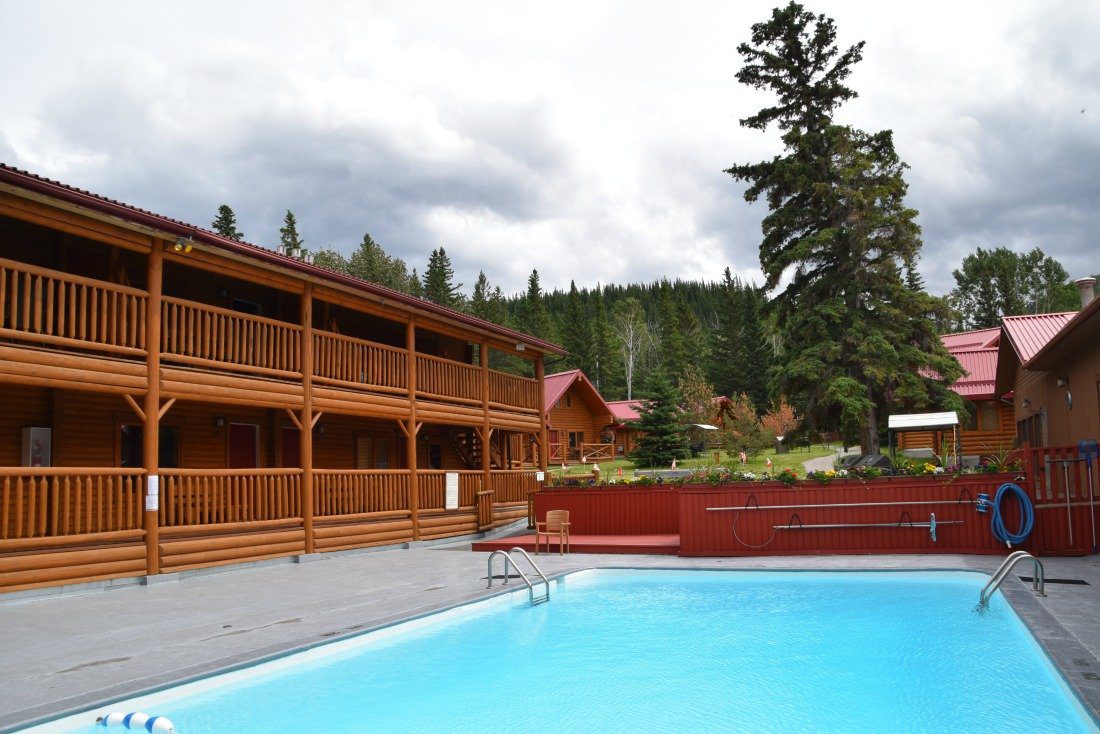 Miette Mountain cabins outdoor pool
