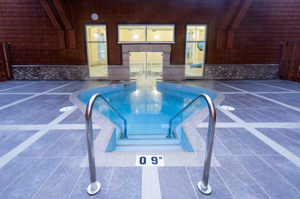 canmore hotels with hot tub