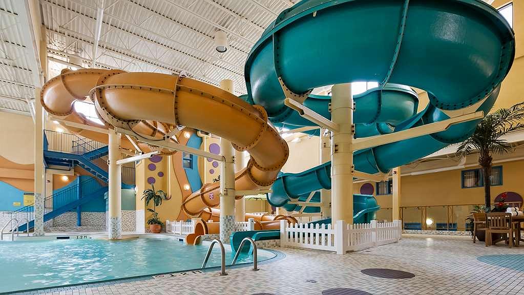 Hotels near Calgary airport with water park