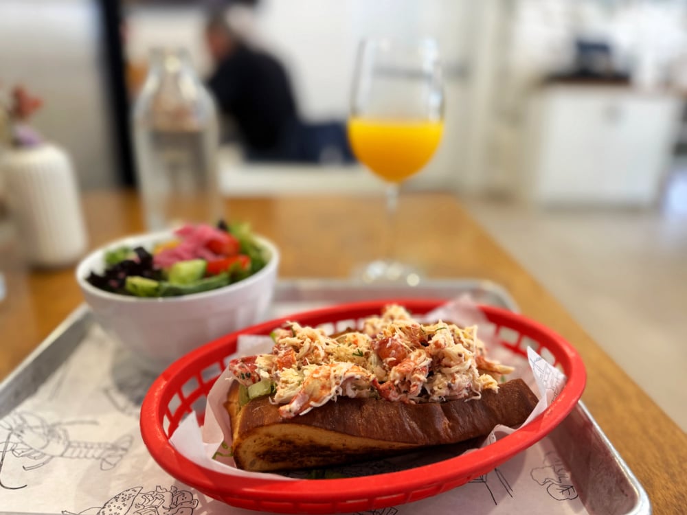 crab and lobster roll